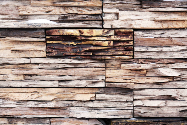Bir sürü ahşap dilimden yapılmış güzel bir ev duvarı. - Fotoğraf, Görsel