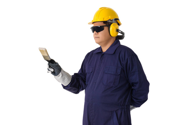 кисть з шолом, навушники, рукавички захисні тримає портрет працівника в механік комбінезон і безпеки окуляри ізольовані на білому тлі відсічний контур - Фото, зображення