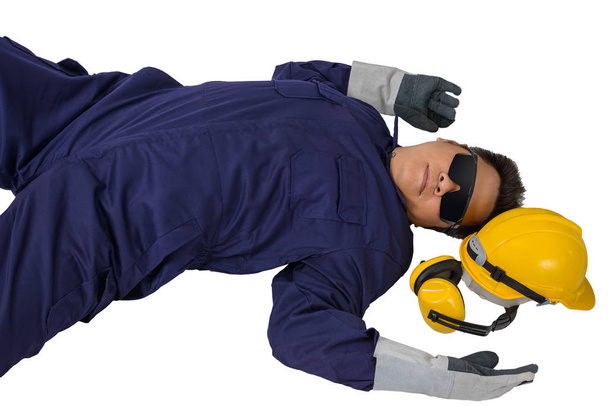 werknemer in Mechanic Jumpsuit met helm oorkappen, beschermende handschoenen en veiligheidsbril gehad een ongeluk op het werk geïsoleerd op een witte achtergrond uitknippad - Foto, afbeelding