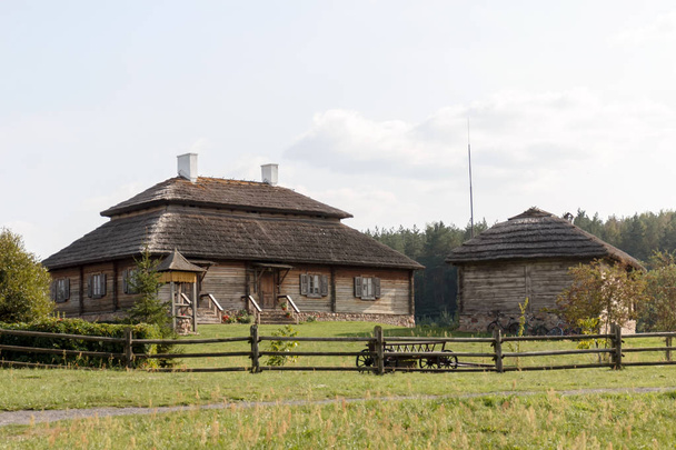 Ethnische Holzhäuser in ländlicher Landschaft - Geburtsort von tadeusz kosciuszko - kossovo, Weißrussland. - Foto, Bild