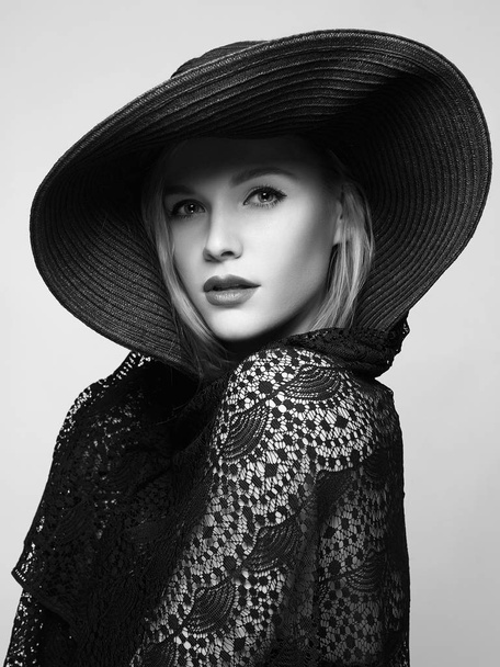 Piękna młoda kobieta w kapeluszu. moda uroda Blondynka. Portret czarno-białe - Zdjęcie, obraz