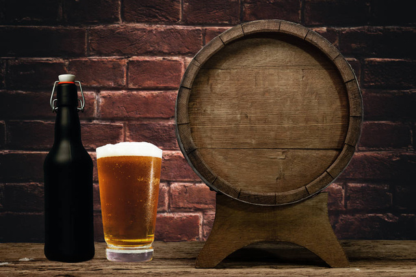 Baril en bois et verre de bière sur une vieille table en chêne de bois
. - Photo, image