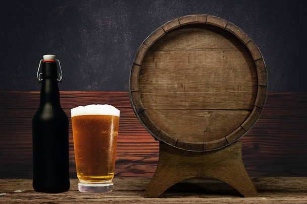 Ξύλινο βαρέλι και ποτήρι μπίρα σε ένα παλιό δρύινο τραπέζι από ξύλο. - Φωτογραφία, εικόνα