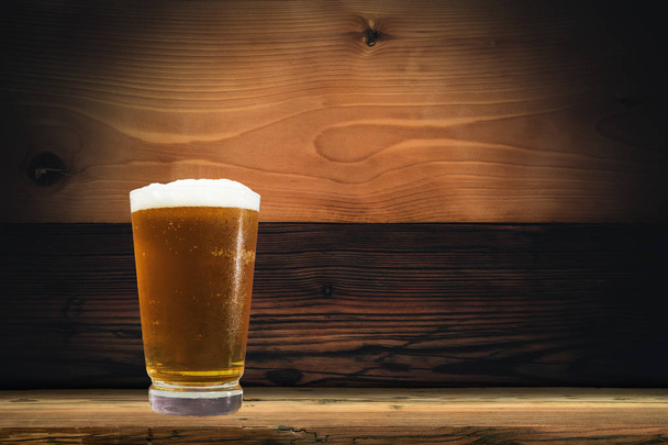 Verre de bière sur une vieille table en chêne et fond
 - Photo, image