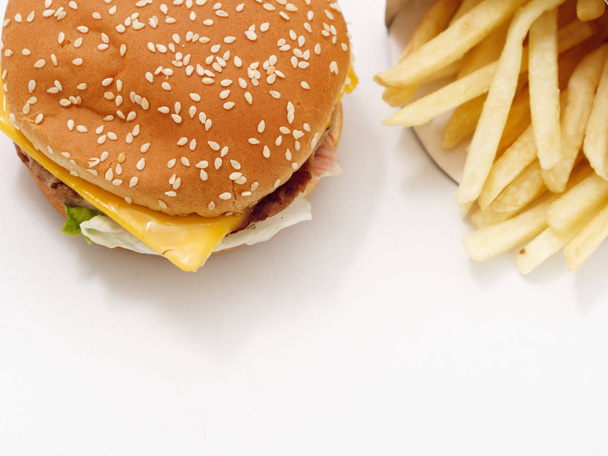 hamburguesa de papas fritas de comida rápida sobre fondo blanco
 - Foto, Imagen
