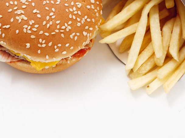Fast food frytki burger na białym tle - Zdjęcie, obraz