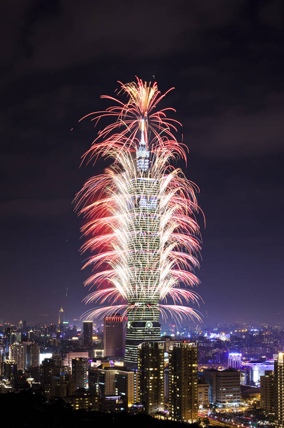 Spettacolo di fuochi d'artificio nel 2017 presso l'edificio Taipei 101
. - Foto, immagini