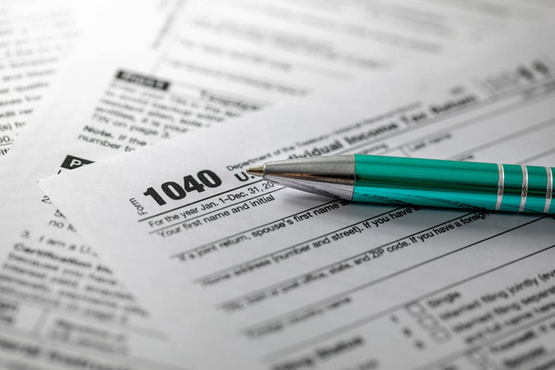 jaarlijks belastingformulier 1040 en pen - Foto, afbeelding