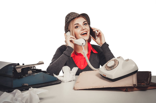 Irodai, üzleti, detektív koncepció gyönyörű retro üzleti nő vintage titkára beszélő telefon elszigetelt fehér background - Fotó, kép