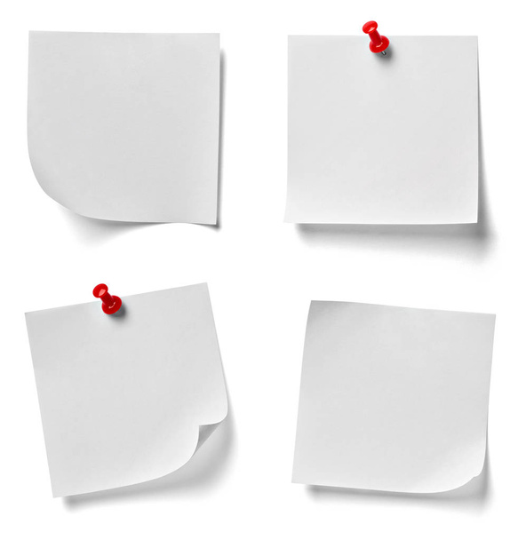 kolekce různých dopisní papír s červeným připínáček na bílém pozadí. Každý z nich je zastřelen samostatně - Fotografie, Obrázek