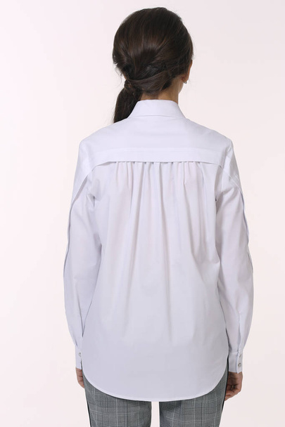 blusa de camisa de manga branca sulong no modelo cortado de perto foto isolada na vista traseira branca
 - Foto, Imagem