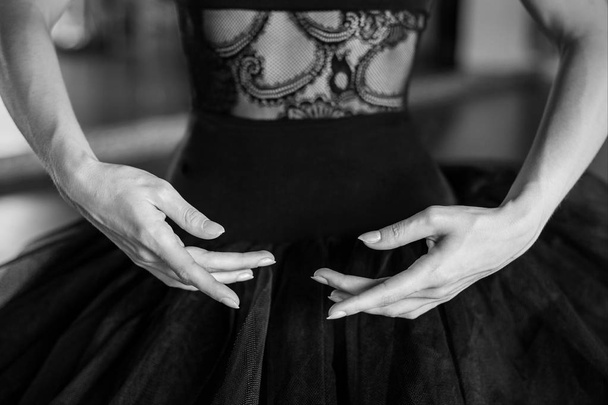 Beautiful hands. The hands of a ballerina with pronounced veins. The beauty of the details. - Photo, image