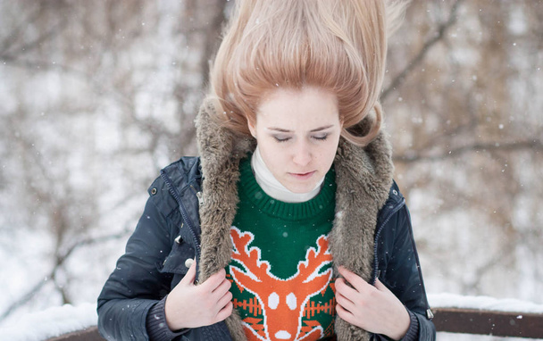 Karlı bir kış Park arka plan bulanık güzel anlamlı genç kız - Fotoğraf, Görsel