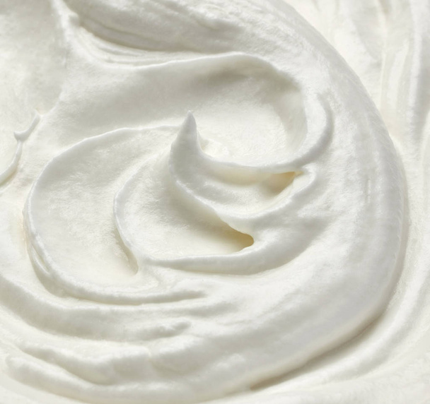Közelkép a fehér felvert tejszín, illetve tejföl fehér háttér - Fotó, kép