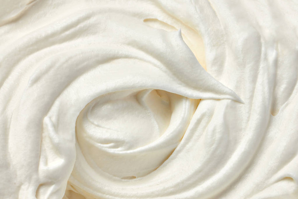 primer plano de una crema blanca batida o agria sobre fondo blanco
 - Foto, Imagen