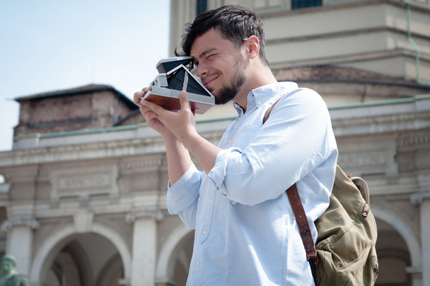 stylové muže na ulici se starým fotoaparátem - Fotografie, Obrázek
