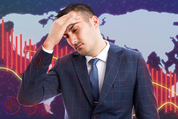 Erkek broker dünya harita ve kırmızı grafik arka planı üzerinde ekonomik düşüş kavram olarak stresin neden baş ağrısı ile - Fotoğraf, Görsel
