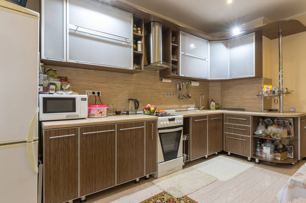 Interieur ruime keuken in een residentieel appartement - Foto, afbeelding