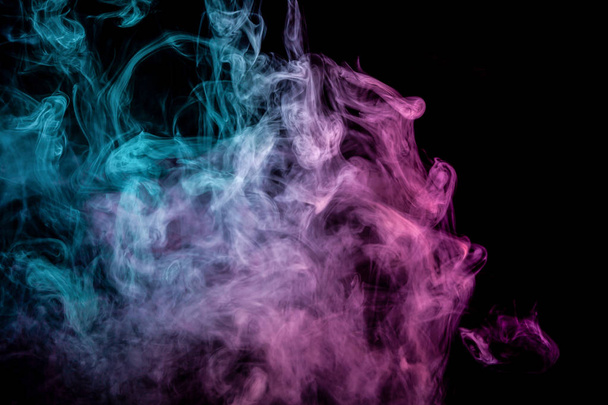 Blauwe en roze bom rook op zwarte geïsoleerde achtergrond - Foto, afbeelding