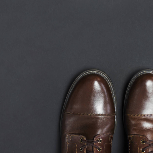 Zapatos de hombre clásicos de cuero marrón sobre fondo gris negro vista superior plano yacía con espacio para copiar. Concepto masculino de moda, zapatos de cuero genuino. Tienda de publicidad, venta, tienda
 - Foto, imagen