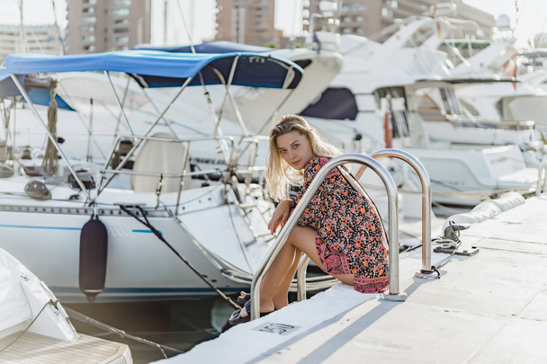 Dívka v přístavu. soukromé jachty v přístavu. slunečný den. Španělsko, Malaga - Fotografie, Obrázek
