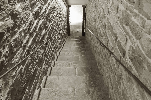 trap in een oude tunnel - Foto, afbeelding