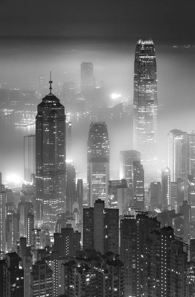 Туманный ночной вид на гавань Виктория в Гонконге - Фото, изображение