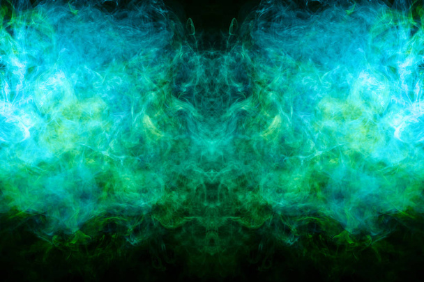 Fumaça multicolorida densa de cores azuis e verdes na forma de um crânio, monstro, dragão em um fundo isolado preto. Antecedentes do vape de fumo. Mocap para camisetas legais
 - Foto, Imagem