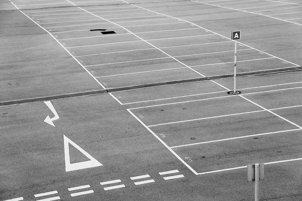 Χώρος στάθμευσης με άδειο πάρκινγκ - Φωτογραφία, εικόνα
