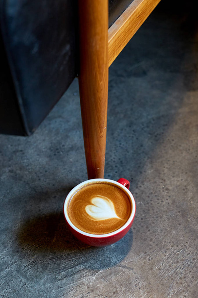 Happy weekend latte art drink photography minimal background - Фото, изображение