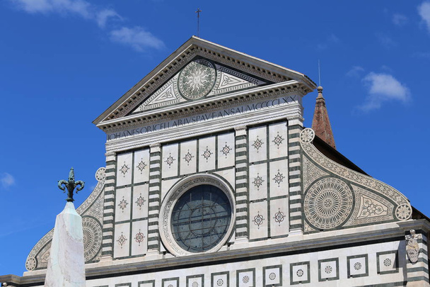 ユリは、イタリアのフィレンツェ市と古代教会の聖マリア ノヴェッラ バック グラウンドでのシンボル - 写真・画像