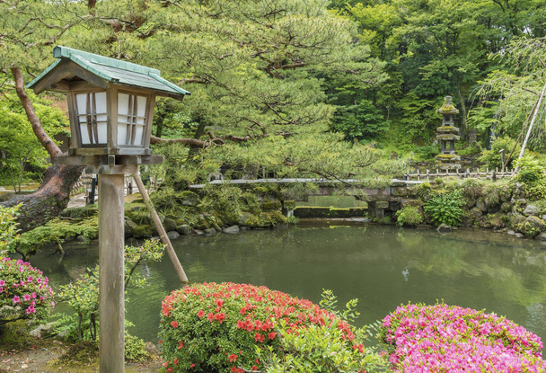Linterna de madera en jardín japonés Kenrokuen en Kanazawa, Japón - Foto, Imagen