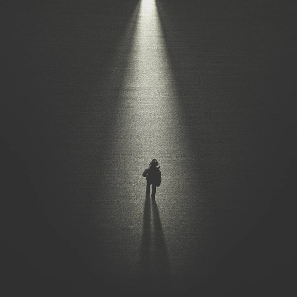 homme marchant dans la nuit suivant la lumière
 - Photo, image
