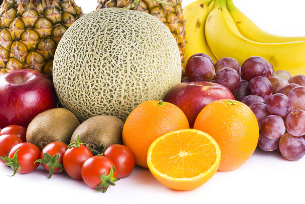 frutta fresca su sfondo bianco - Foto, immagini