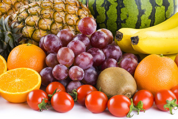 frutas frescas no fundo branco - Foto, Imagem