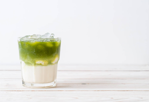 mrożone matcha zielona herbata latte z mlekiem - Zdjęcie, obraz