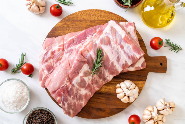 Fresh raw pork ribs with ingredients - Foto, immagini