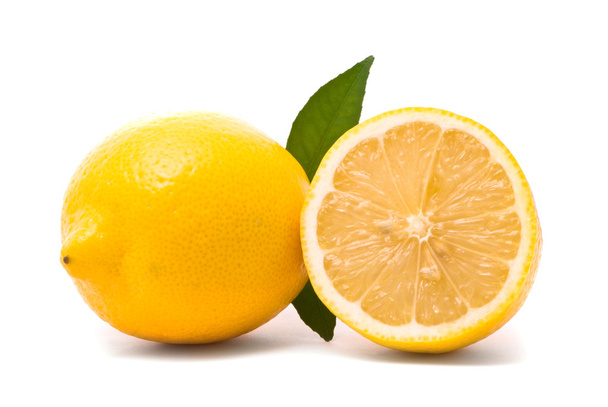 Lemon with fresh leaves - Foto, afbeelding