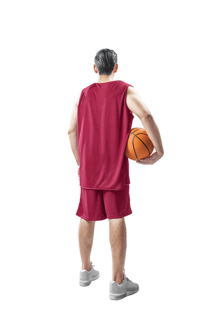 Hátulnézet a férfi kosárlabda játékos elszigetelt fehér background - Fotó, kép
