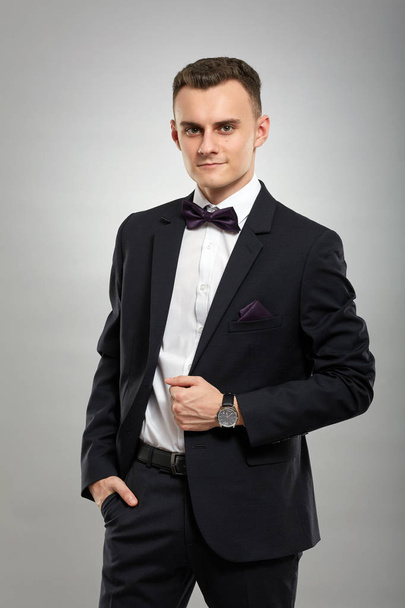 ビジネス スーツの若い男のクローズ アップ - 写真・画像