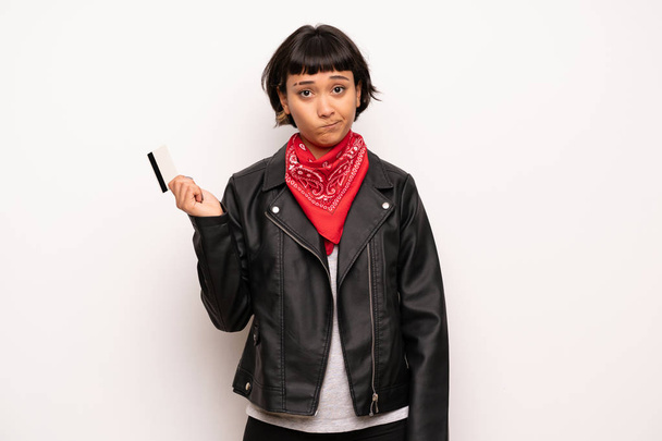 Жінка зі шкіряною курткою і носовичкою з проблемним триманням кредитної картки
 - Фото, зображення