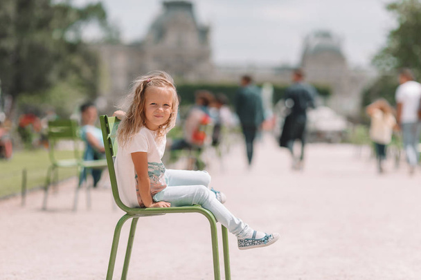 Adorabile bambina di moda all'aperto nei Giardini delle Tuileries, Parigi
 - Foto, immagini