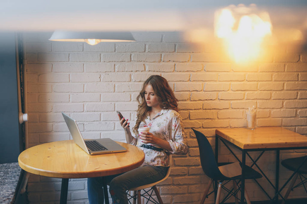 Image de belle jeune femme buvant du café dans un café assis devant son ordinateur
 - Photo, image