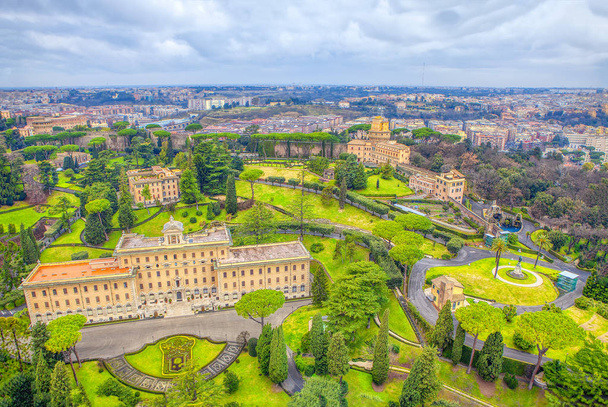 Vista aérea dos jardins do Vaticano
 - Foto, Imagem