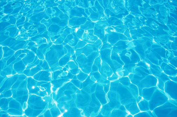 Eau bleue déchiré dans la piscine - Photo, image