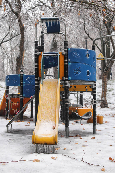 Parque infantil de crianças congeladas após um fenômeno de chuva gelada
 - Foto, Imagem