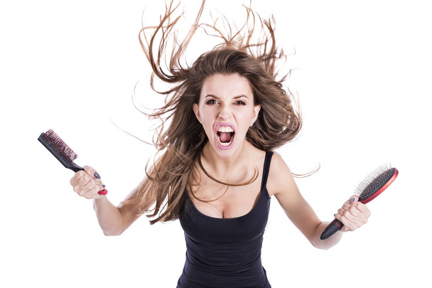 Δυστυχισμένη γυναίκα ουρλιάζοντας για βρώμικο μαλλιά. μαλλιά healt έννοια. - Φωτογραφία, εικόνα