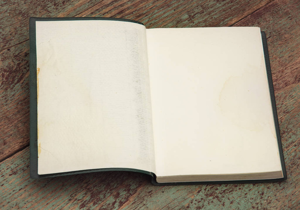 Un libro aperto con pagine bianche sul tavolo di legno
 - Foto, immagini