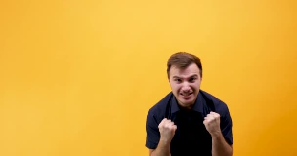 Young angry man screaming at the camera - Séquence, vidéo