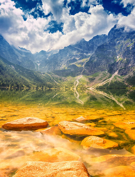 Nature incroyable, lac alpin dans les montagnes, paysage estival pittoresque avec ciel nuageux bleu et reflet dans l'eau, Morske Oko (Oeil de la mer), montagnes Tatra, Zakopane, Pologne, image verticale
 - Photo, image